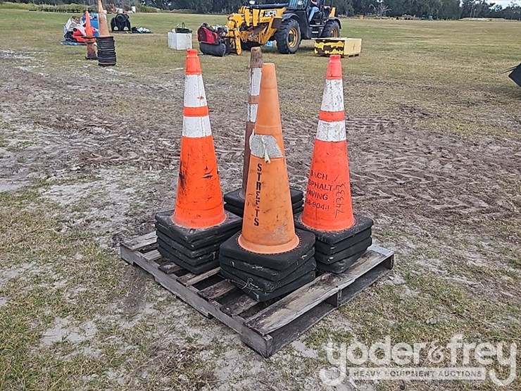 pallet-of-18-road-cones-image-1