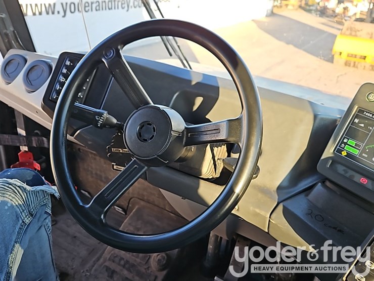 2019-deere-310e-image-32