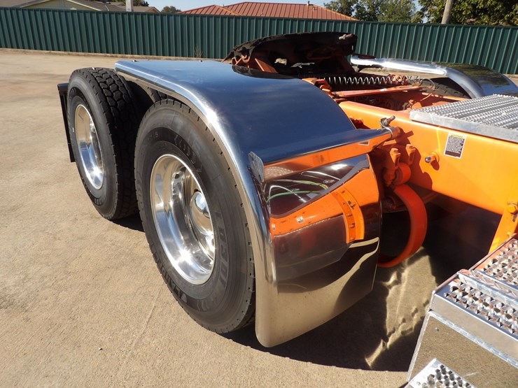 2022-peterbilt-389-image-9