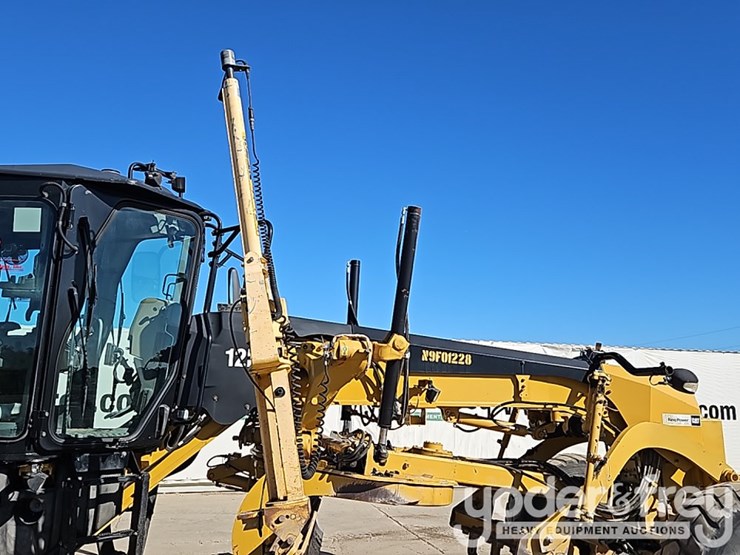 2019-caterpillar-12m3-image-12
