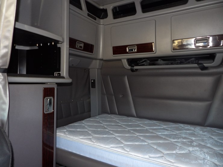 2022-peterbilt-389-image-46