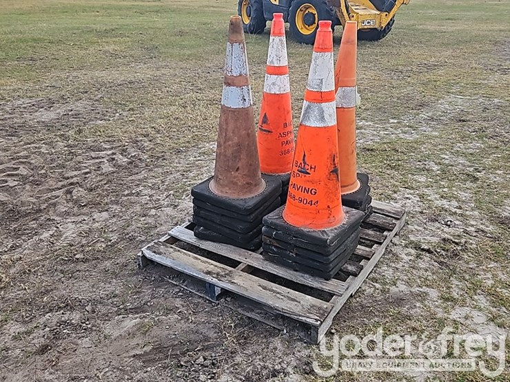 pallet-of-18-road-cones-image-4