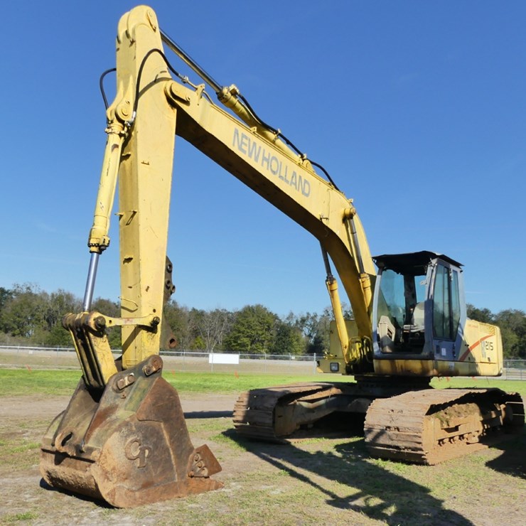 NEW HOLLAND EC215