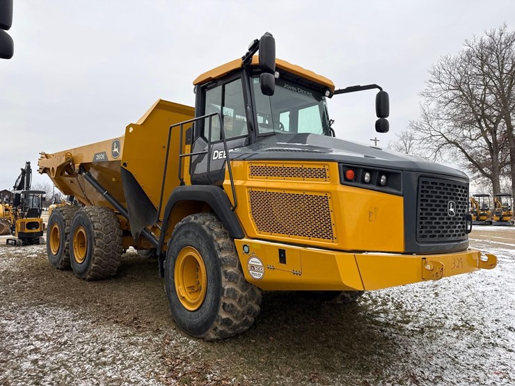 2023-deere-260e-image-2