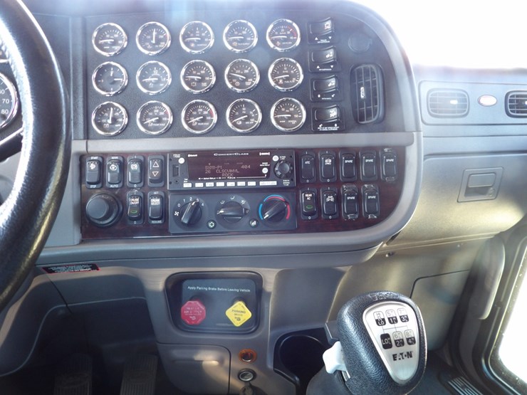 2022-peterbilt-389-image-39