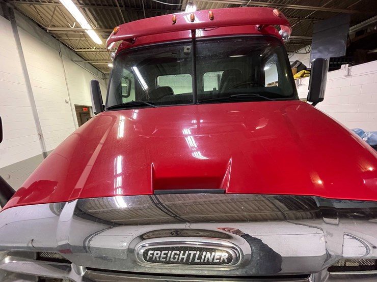 #6227-•-2018-freightliner-cascadia-day-cab-semi-truck-(title-in-delay)-image-18