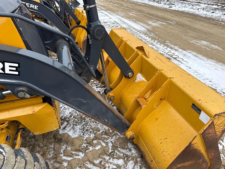 2022-john-deere-310-image-8