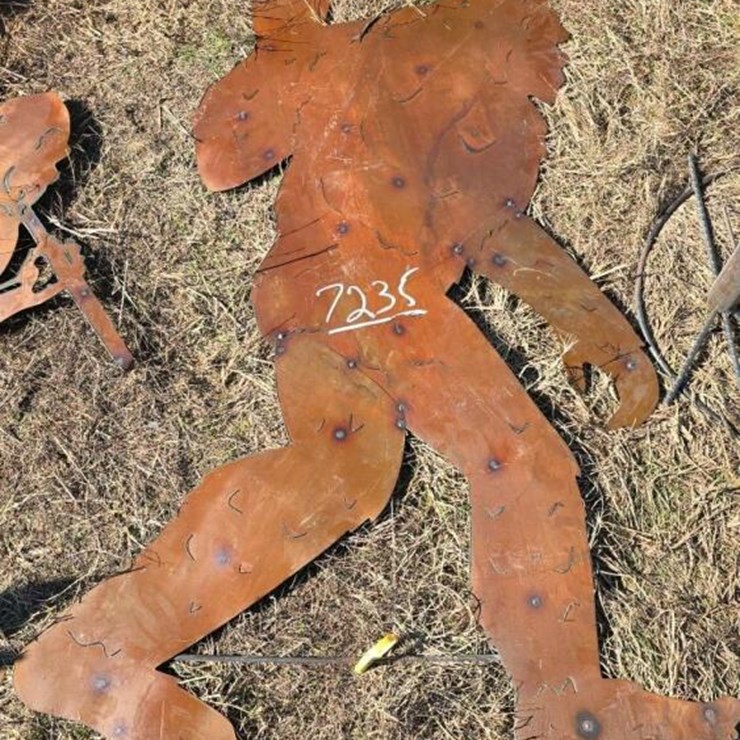 METAL BIGFOOT W/ FINGER