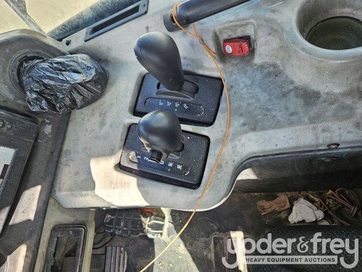 2016-caterpillar-725c2-image-28