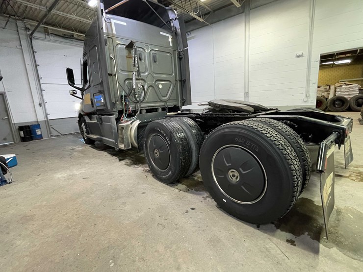 #6225-•-2021-freightliner-cascadia-semi-truck-(title-in-delay)-image-8