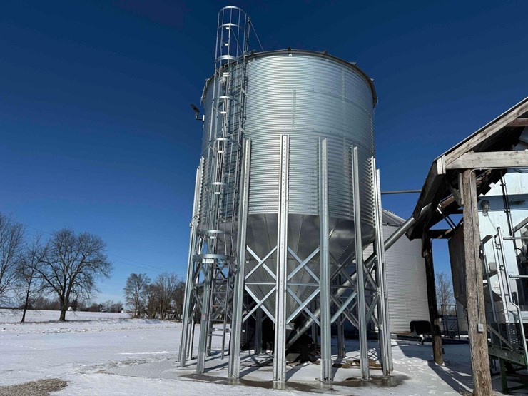 2023-sukup-v-bottom-hopper-image-1