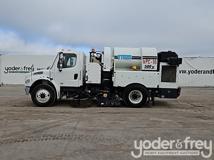 2022-freightliner-m2-106-image-3