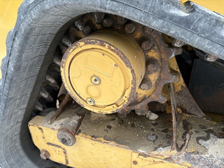 2017-caterpillar-239d-image-4