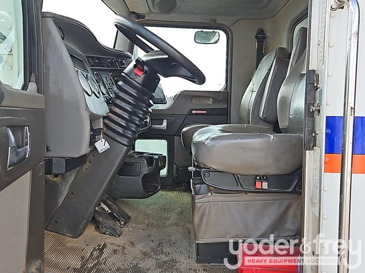 2014-kenworth-t300-image-21