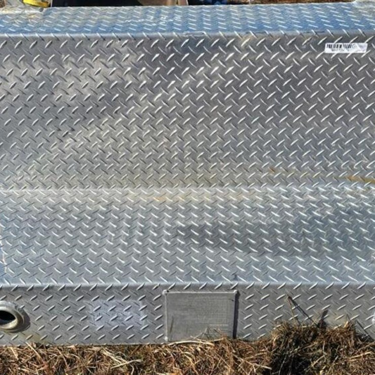 EXTERIOR FUEL TANK FOR TRUCK