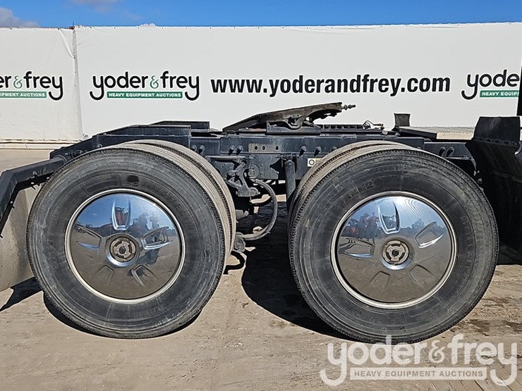 2024-peterbilt-579-image-8