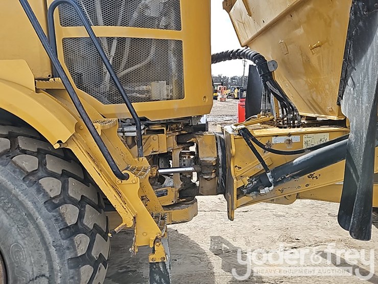 2016-caterpillar-725c2-image-14