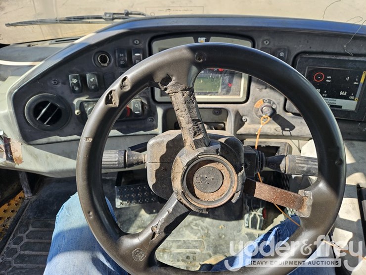 2016-caterpillar-725c2-image-30