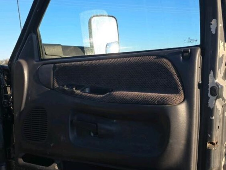 2001-dodge-4wd-flatbed-truck,-s/n-3b7kf26631m286813:-5.9l-diesel,-5-sp.,-tool-box,-5th-wheel-hitch,-odometer-shows-288k-mi.-image-6