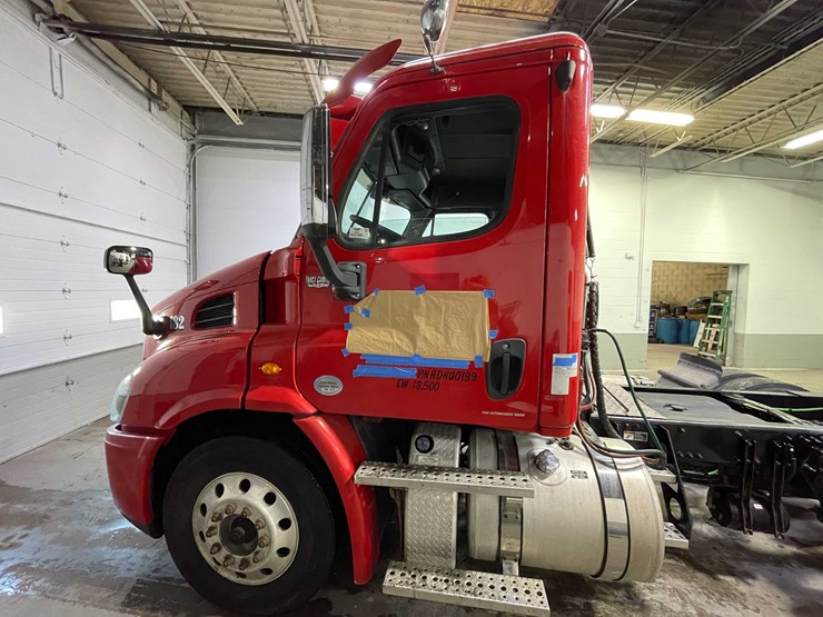 #6227-•-2018-freightliner-cascadia-day-cab-semi-truck-(title-in-delay)-image-10