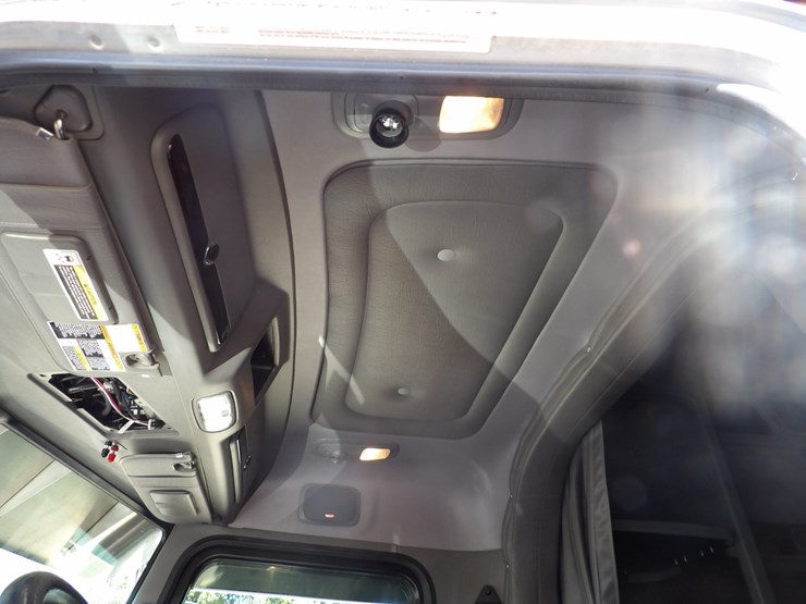 2022-peterbilt-389-image-36