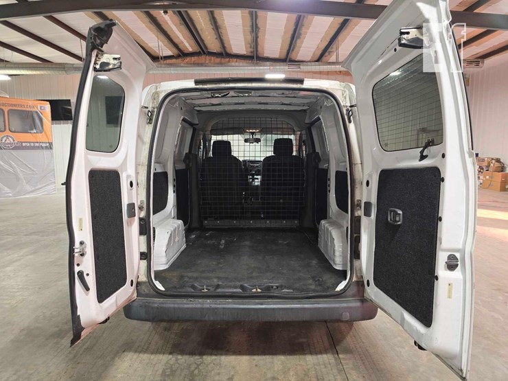 2014-nissan-nv200-image-16