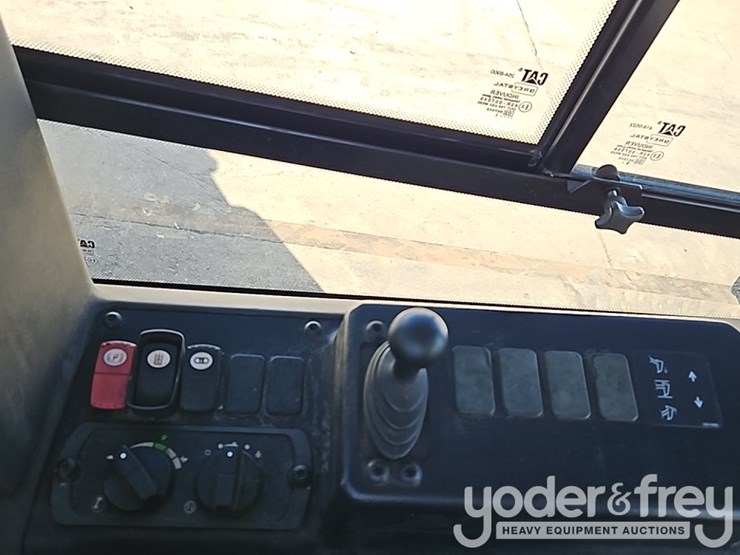 2022-caterpillar-d4-lgp-image-28