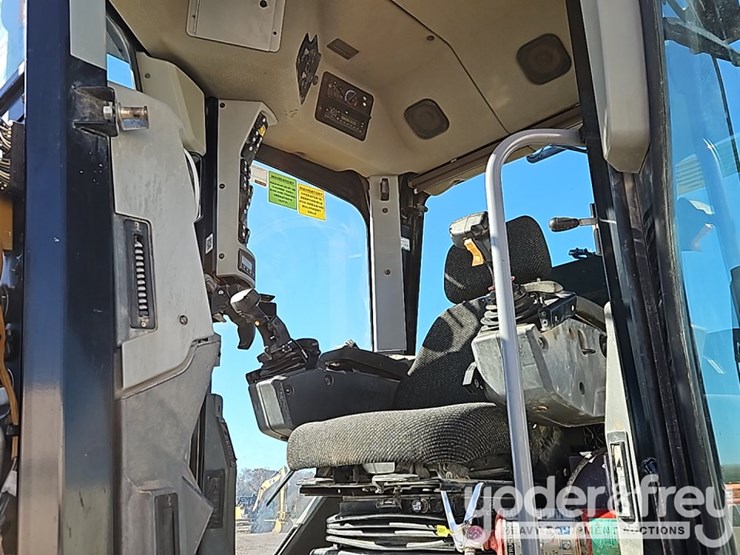 2013-caterpillar-140m2-image-24