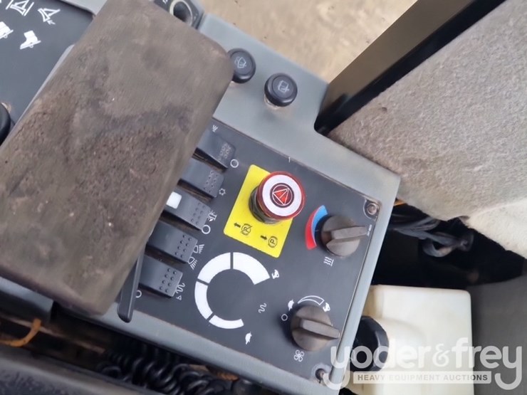 2011-caterpillar-cp64-image-23