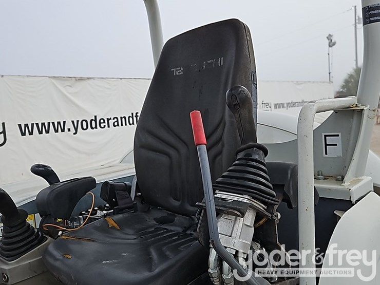 2020-takeuchi-tb240-image-30