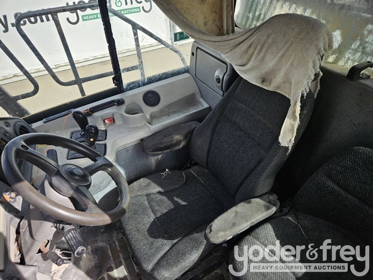 2016-caterpillar-725c2-image-27