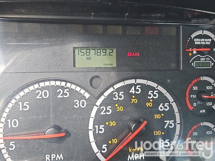 2011-freightliner-m2-106-image-47