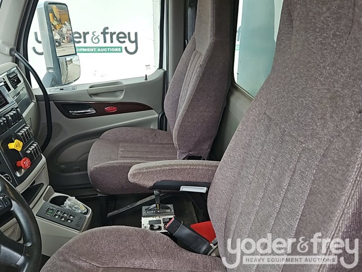 2021-peterbilt-567-image-28