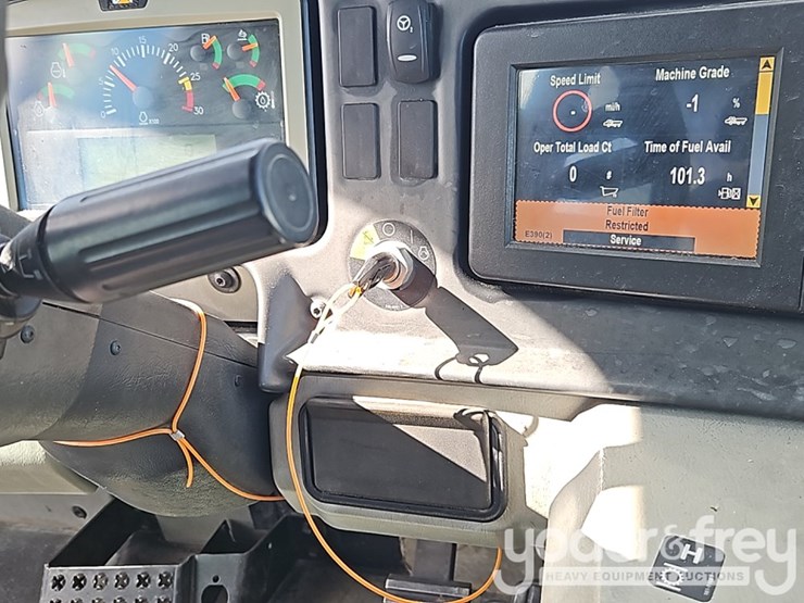 2016-caterpillar-725c2-image-37