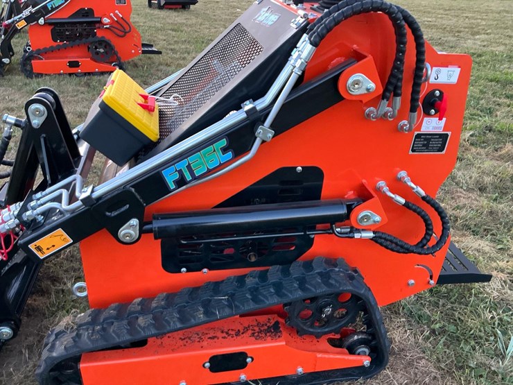 #1019-•-unused-future-ft36c-skid-steer-loader*-image-8