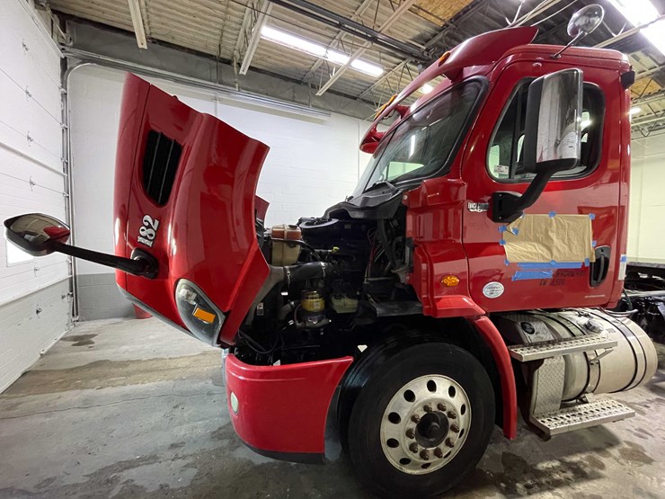 #6227-•-2018-freightliner-cascadia-day-cab-semi-truck-(title-in-delay)-image-93