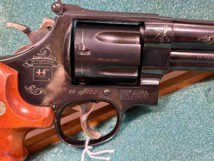 smith-and-wesson---yellowstone---.44-mag-revoler-image-3