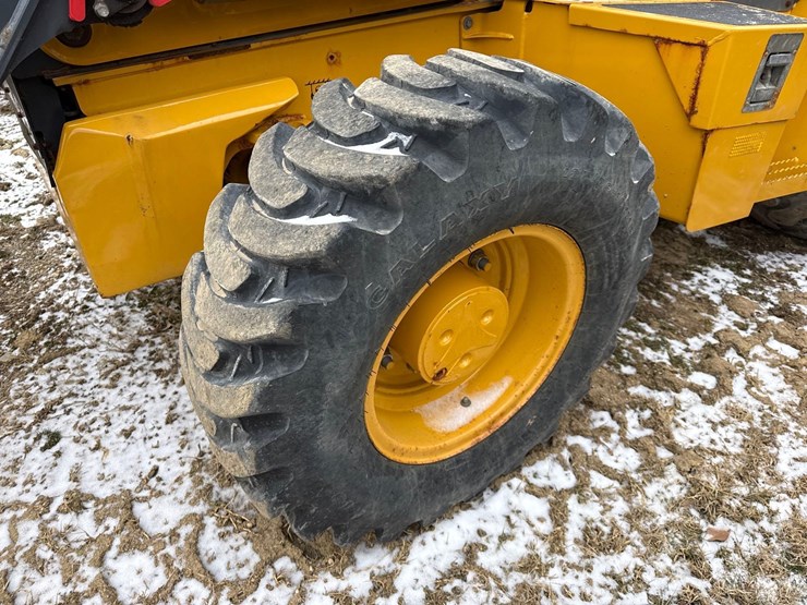 2022-john-deere-310-image-15