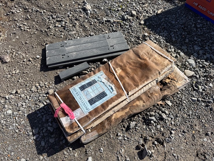 #33306-•-lot-of-grey-board-&-batten-shutters-inv#-33306-image-1