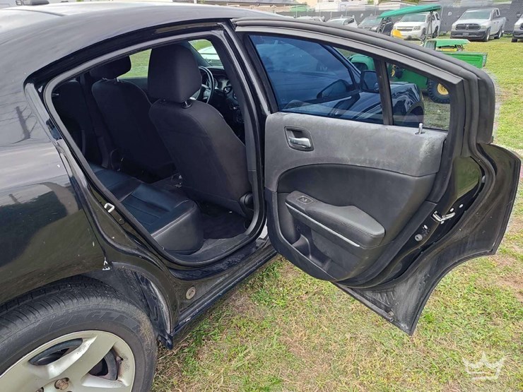 2015-dodge-charger-sedan-image-28