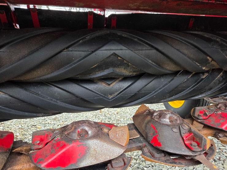 2020-new-holland-210-image-51