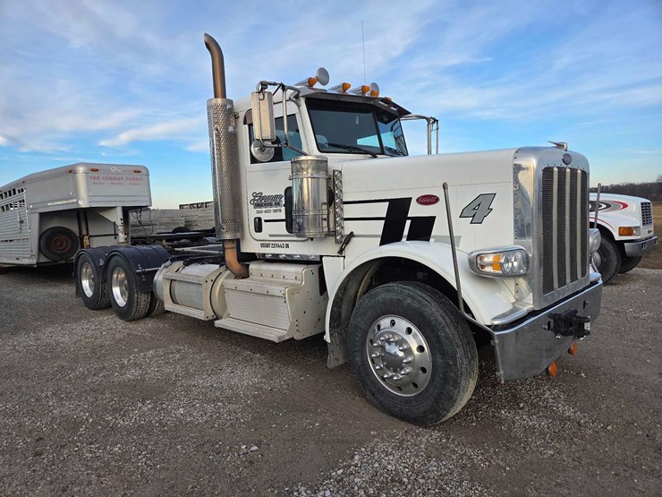 2013-peterbilt-388-image-27