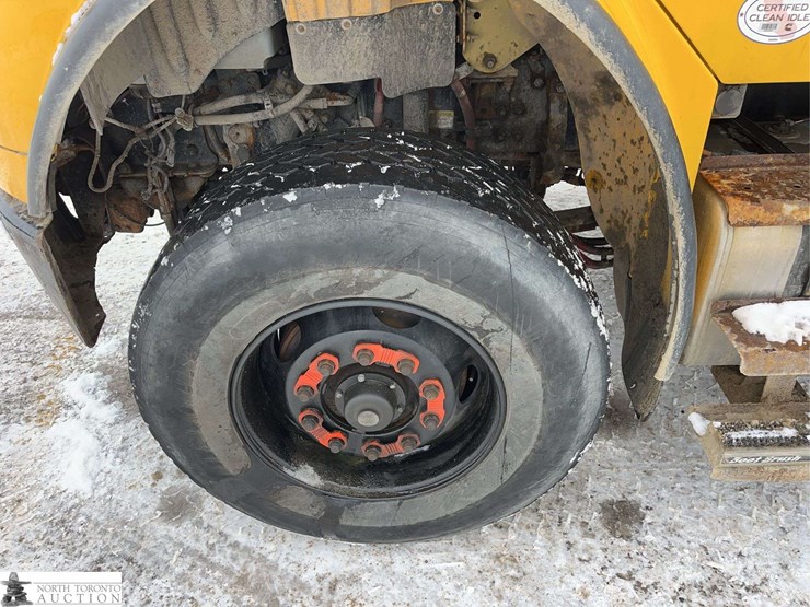 2016-freightliner-m2-106-image-12