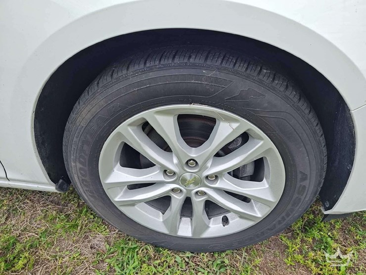 2017-chevrolet-malibu-sedan-image-40