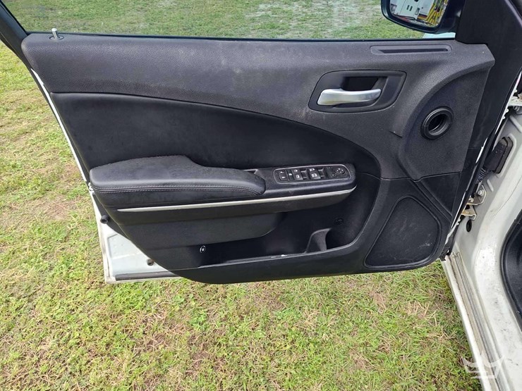 2017-dodge-charger-sedan-image-19