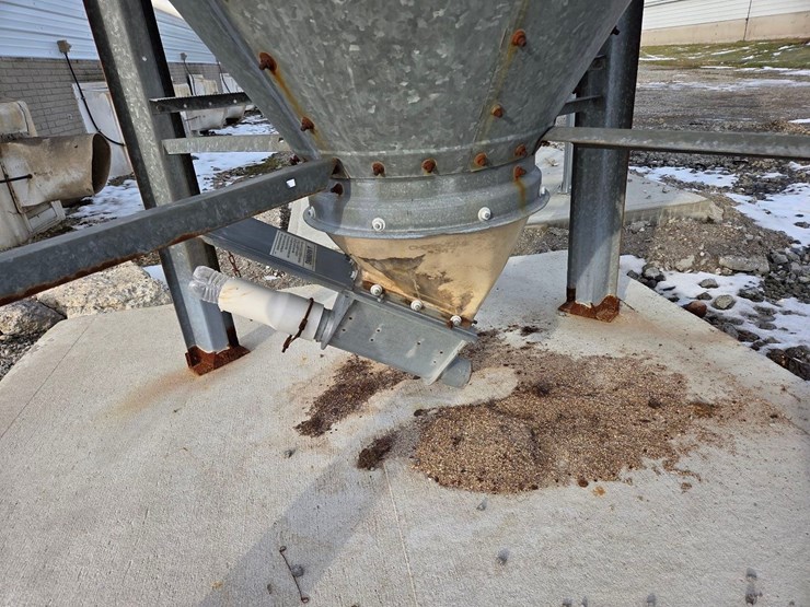 4-ton-chore-time-feed-bin-image-7