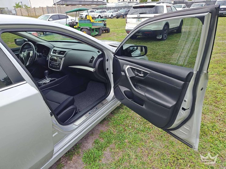 2017-nissan-altima-sedan-image-40