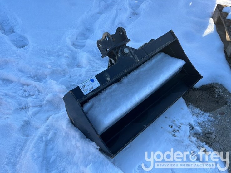 32"-hydraulic-tilt-bucket-to-suit-mini-excavator,-1”-pin-image-1