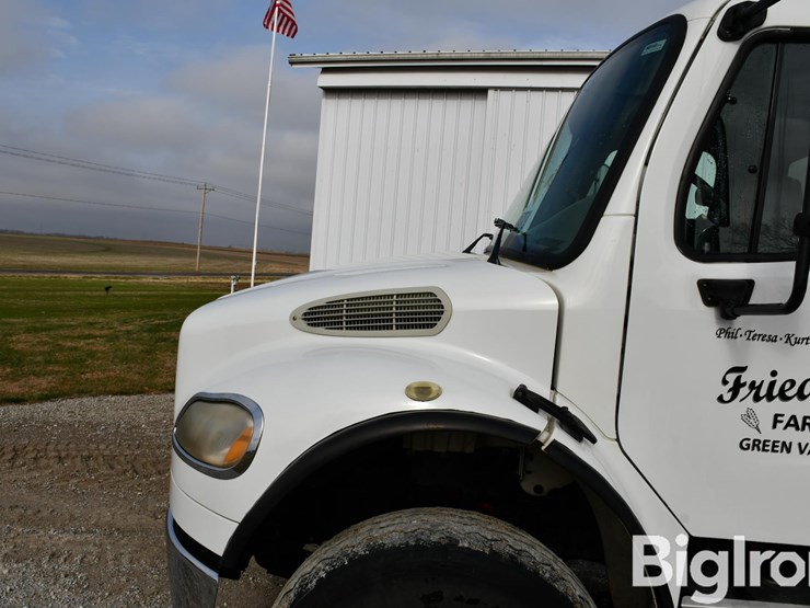 2008-freightliner-m2-106-image-11