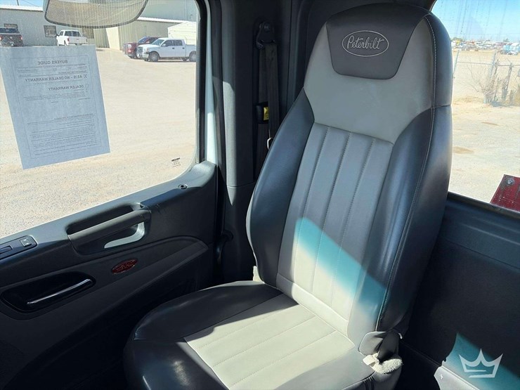 2015-peterbilt-567-image-19